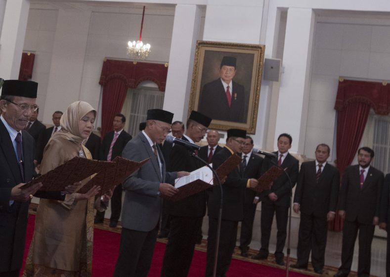 Anggota Komisi Yudisial (KY) (kiri kanan) Maradaman Harahap, Sukma Violetta, Sumartoyo, Joko Sasmito, dan Farij Wajdi mengikuti pengambilan sumpah pelantikan anggota KY di Istana Negara, Jakarta, Jumat (18/12). Presiden Joko Widodo resmi melantik lima anggota KY periode 2015-2020 yang sudah ditetapkan melalui sidang paripurna DPR. (ANTARA FOTO/Rosa Panggabean).