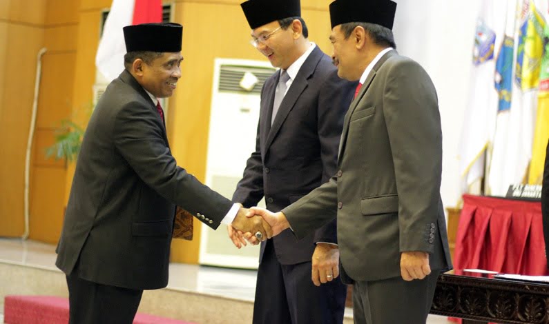 Gubernur Soni Akan Berikan Sansi Tegas Kepada PNS Yang Bolos Kerja 4 November Besok Gubernur Soni Akan Berikan Sansi Tegas Kepada PNS Yang Bolos Kerja 4 November Besok