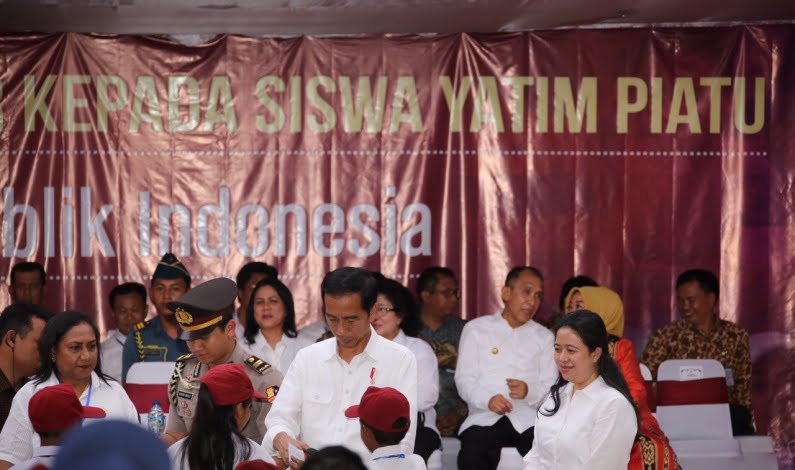 Menko PMK Mendampingi Presiden Bagikan KIS, KIP dan PMT di Ambon Menko PMK Mendampingi Presiden Bagikan KIS, KIP dan PMT di Ambon
