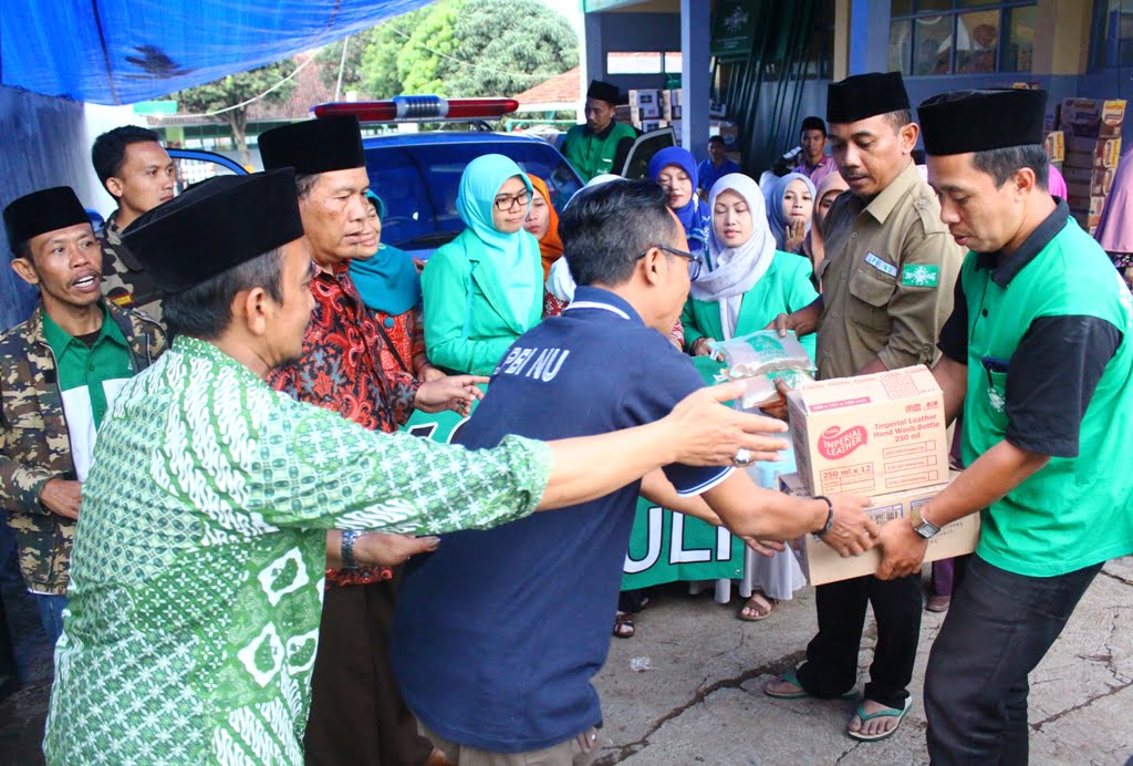 Proses penyerahan bantuan logistik untuk korban banjir bandang Garut oleh LPBI NU. | Telegraf Photo/Wiwid