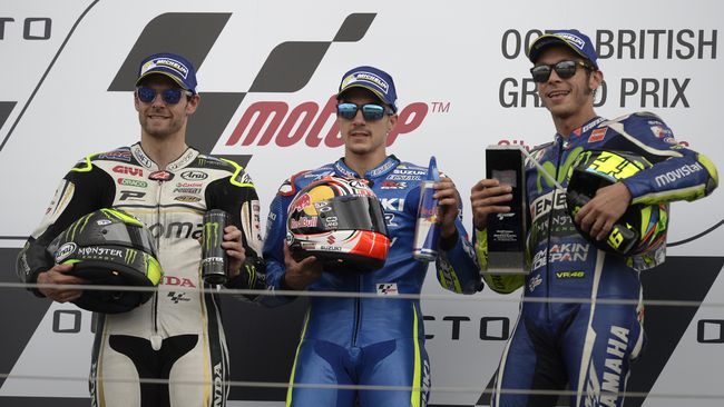 Maverick Vinales (tengah) akan menjadi rekan setim Valentino Rossi di Movistar Yamaha musim depan. (AFP PHOTO / OLI SCARFF)