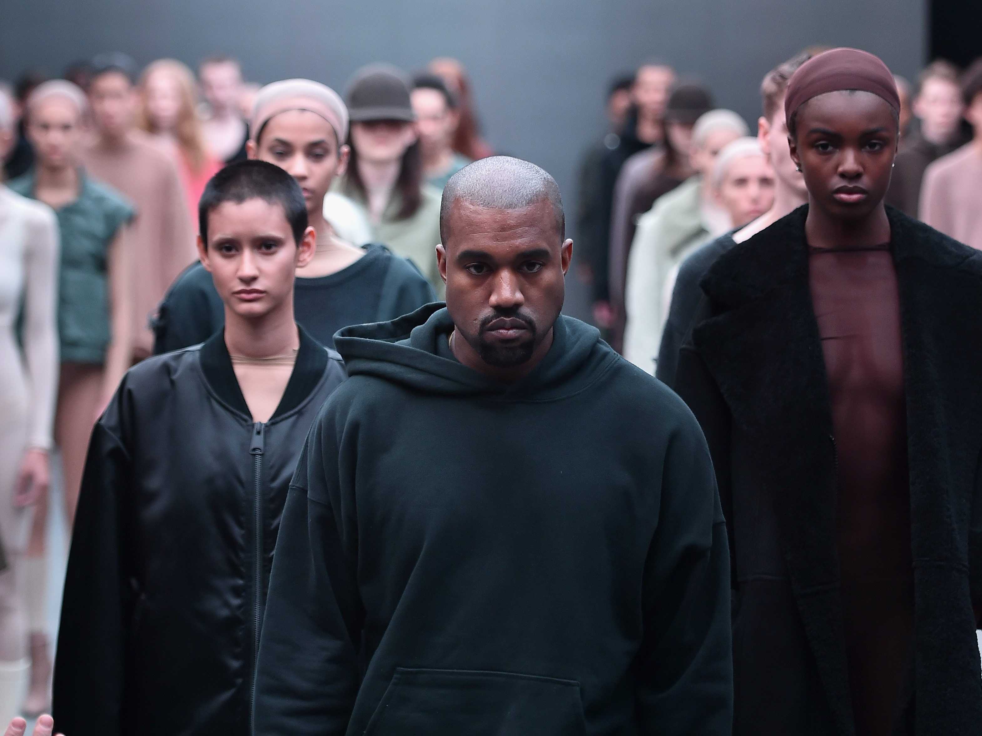 Kanye West pada saat melakukan pameran fashion.