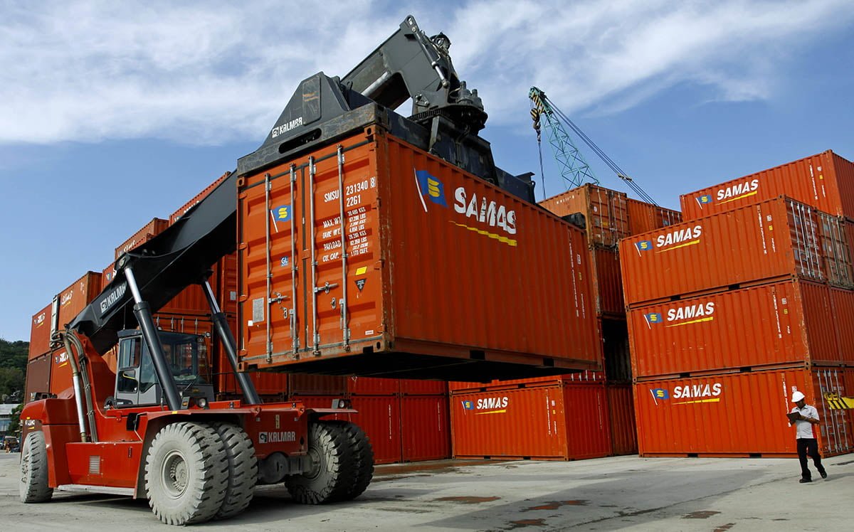 Photo Credit: Aktivitas bongkar muat di Pelabuhan Indonesia (Persero) IV Petikemas Kendari, Sultra. ANTARA/Ekho Ardiyanto