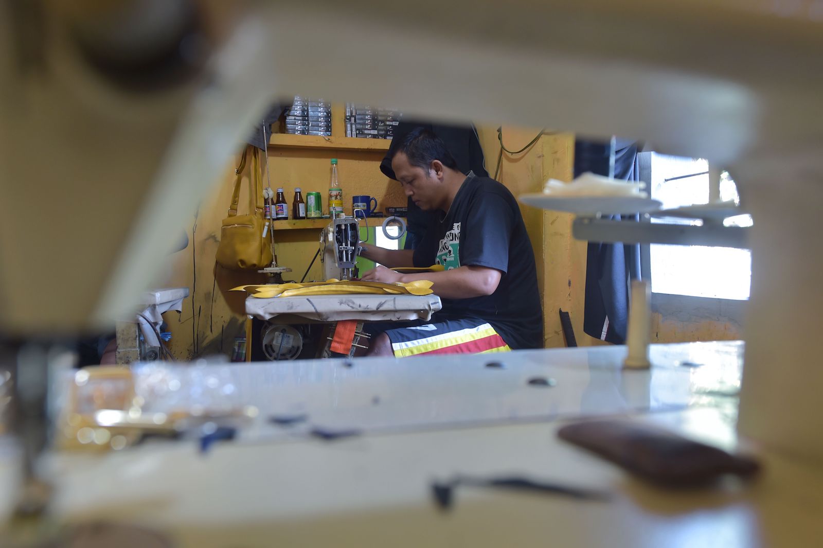 Photo Credit: Foto ini diambil pada 26 Desember 2017 menunjukkan seorang pria yang bekerja di pusat industri kulit di Garut, Jawa Barat. Produsen kulit untuk alas kaki, pakaian dan aksesoris mode di Indonesia sebagian besar adalah perusahaan kecil dan menengah yang berlokasi di Jawa Barat dan Jawa Timur dengan 20 hingga 100 karyawan. AFP Photo/ Adek Berry