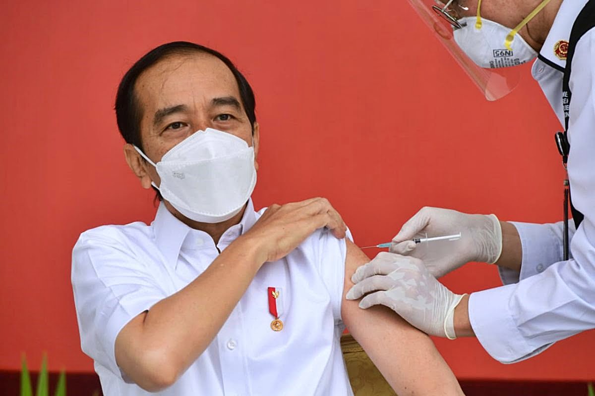 Photo Credit: Presiden Joko Widodo menjadi orang pertama penerima vaksin COVID-19 dalam program vaksinasi massal secara gratis di Indonesia. BPMI