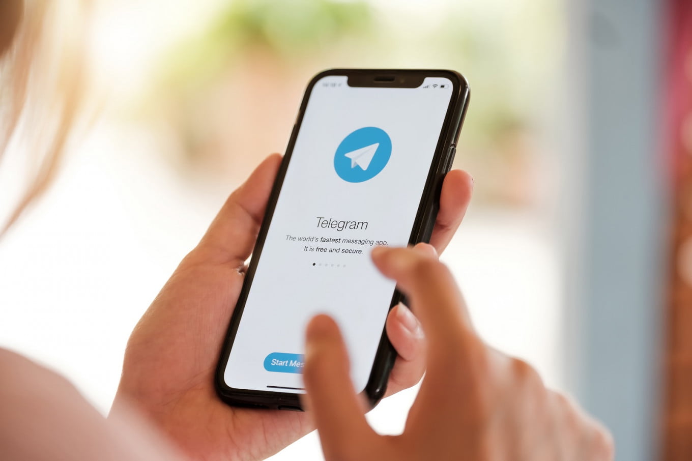Photo Credit: Ikon thumnail aplikasi Telegram muncul di layar ponsel. Shutterstock /Natee Meepian