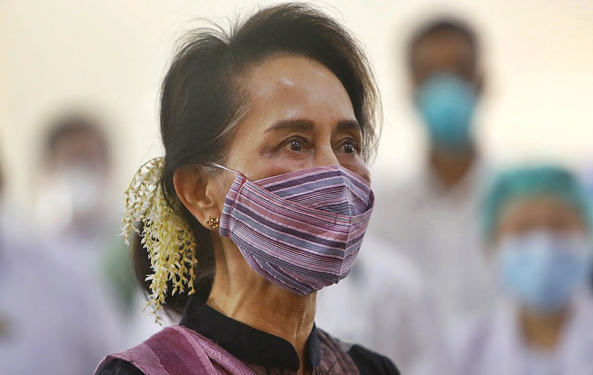 Photo Credit: Pemimpin Myanmar Aung San Suu Kyi berfoto di Naypyitaw, Myanmar, pada 27 Januari 2021. AP Photo/Aung Shine Oo