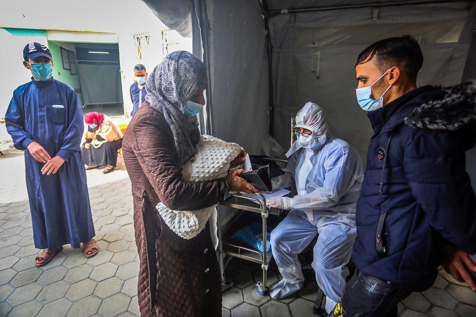 Photo Credit: Petugas kesehatan Palestina mengambil sampel virus Covid-19 di sebuah pusat kesehatan di Rafah, di Jalur Gaza selatan, pada 5 Januari 2020. FLASH90/Abed Rahim Khatib