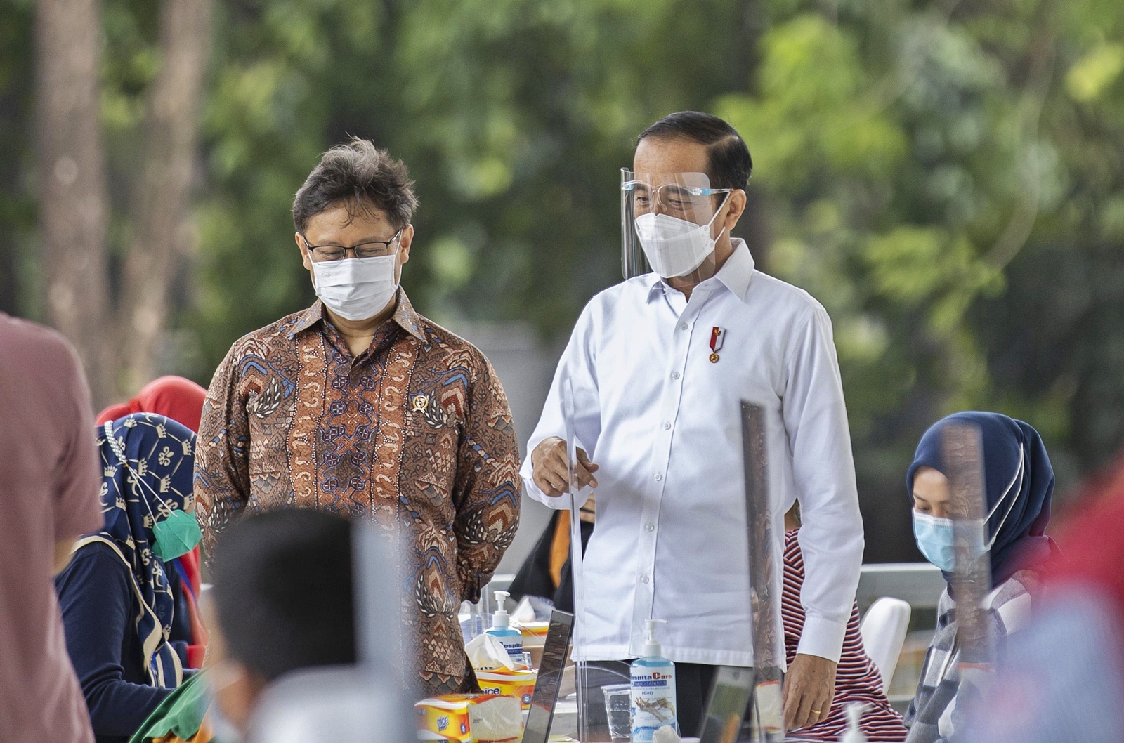 Photo Credit: Presiden Joko Widodo pada saat meninjau vaksinasi massal di Istora Gelora Bung Karno. Humas/PPKGBK