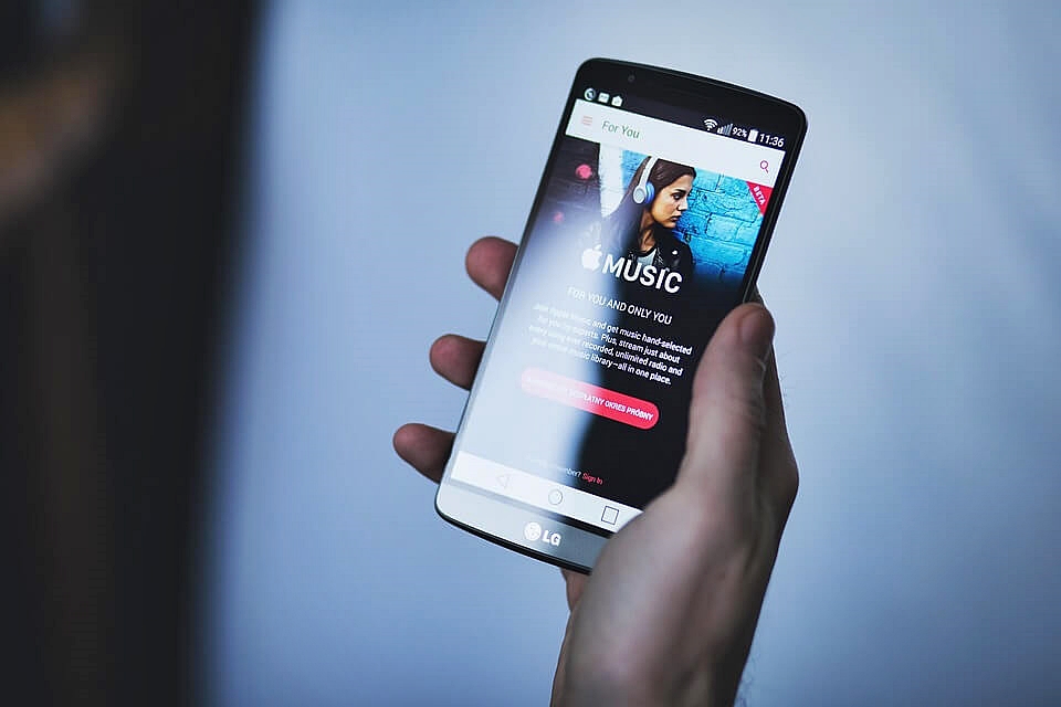 Photo Credit: Streaming dengan menggunakan gadget. SHUTTERSCTOCK