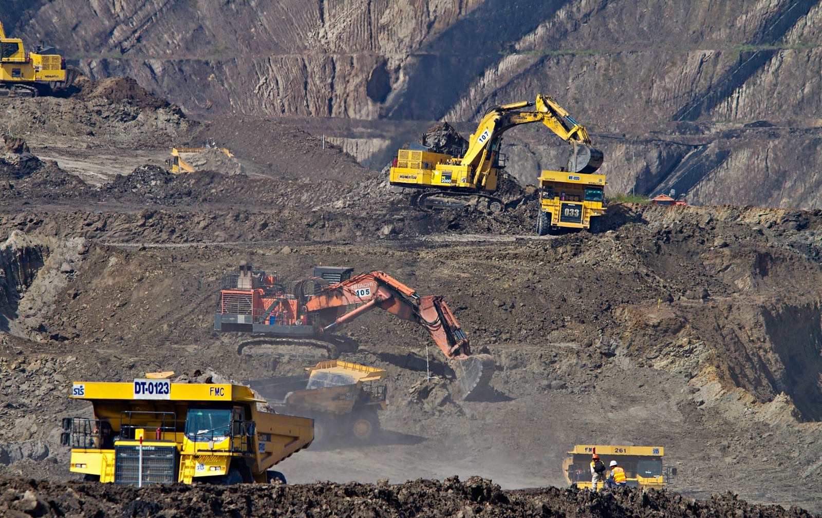 Photo Credit: Kementerian Energi dan Sumber Daya Mineral (ESDM) mengimbau Gubernur di seluruh Indonesia untuk tidak lagi menerbitkan izin pertambangan mineral dan batu bara (minerba) baru. Hal ini terkait dengan diundangkannya Undang-Undang Nomor 3 Tahun 2020 tentang Perubahan Atas Undang-Undang Nomor 4 Tahun 2009 tentang Pertambangan Mineral dan Batubara (UU Minerba) pada tanggal 10 Juni 2020 dan dalam rangka melaksanakan ketentuan Pasal 173C UU No.3. / 2020 (UU Pertambangan Indonesia baru). REUTERS
