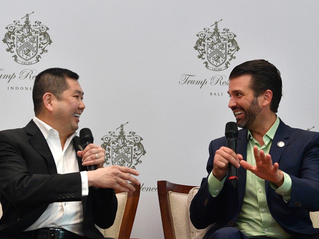 Photo Credit: Putra sulung Donald Trump, Donald Trump Jr selaku Executive Vice President Trump Organization berbincang dengan Chairman MNC Group Hary Tanoesoedibjo dalam pra peluncuran Trump Residences Indonesia di kantor Marketing Gallery Trump Residences Indonesia, Jakarta, Selasa, 13 Agustus 2019. Antara/Sigid Kurniawan