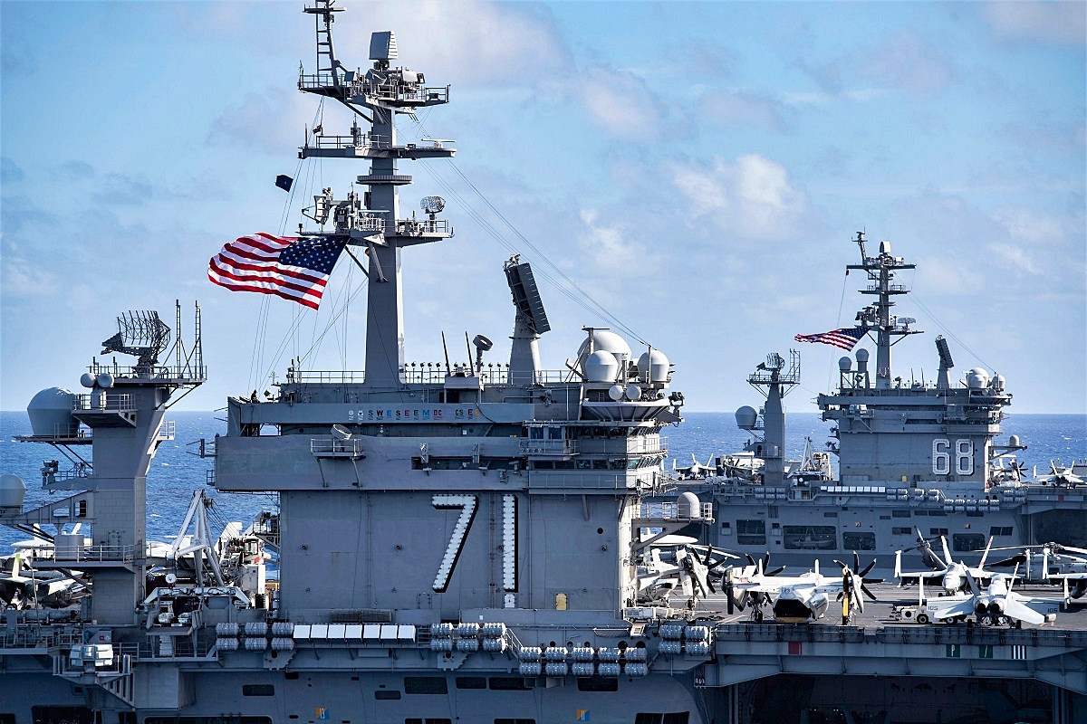 Photo Credit: Kapal induk Angkatan Laut AS USS Nimitz CVN 68 dan USS Theodore Roosevelt CVN71 di Laut China Selatan (LCS). REUTERS