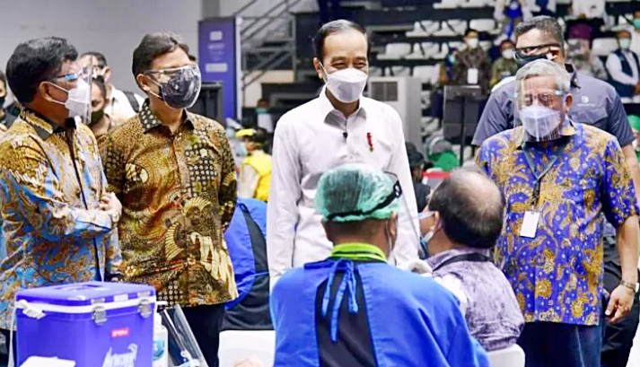 Photo Credit: Presiden Joko Widodo (Jokowi) meninjau vaksinasi Covid-19 untuk wartawan di Gelora Bung Karno (GBK), Jakarta Pusat, Kamis (25/2/2021). FILE/BPMI