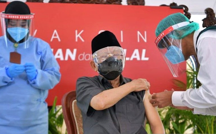 Photo Credit: Wakil Presiden Ma’ruf Amin menerima suntikan vaksin COVID-19 buatan Sinovac pada Rabu pagi (17/2/2021) pukul 08.30 WIB di rumah dinas wapres Jakarta. ANTARA/NAR-BPMI,/Setwapres