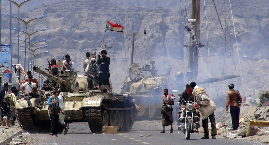 Photo Credit: Pejuang Perlawanan Populer Selatan berkumpul di jalan selama pertempuran melawan pejuang Houthi di kota Aden, selatan Yaman, 3 Mei 2015. REUTERS.