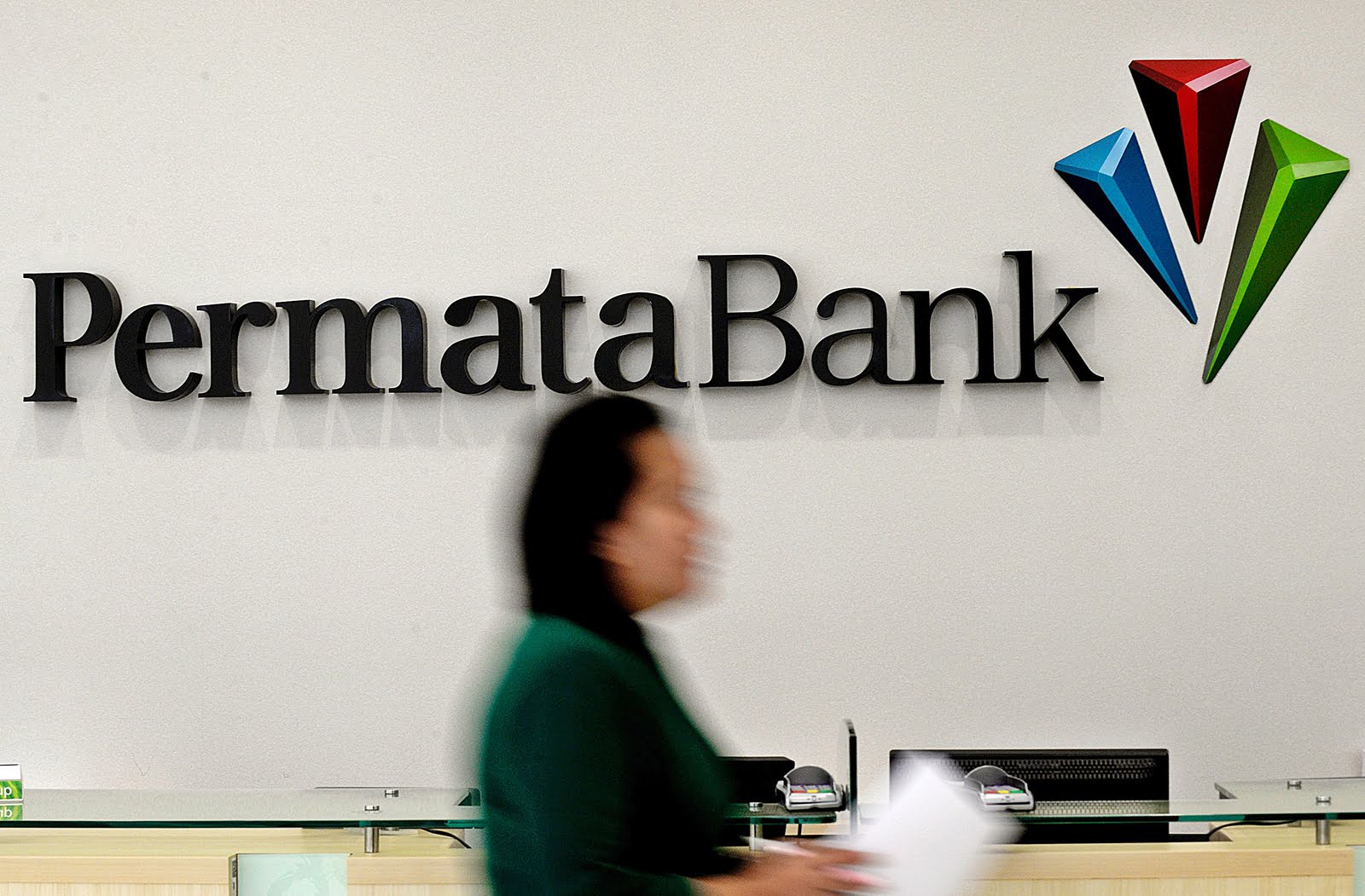 Photo Credit: Aktivitas karyawan di kantor pusat Bank Permata. TEMPO/Tony Hartawan
