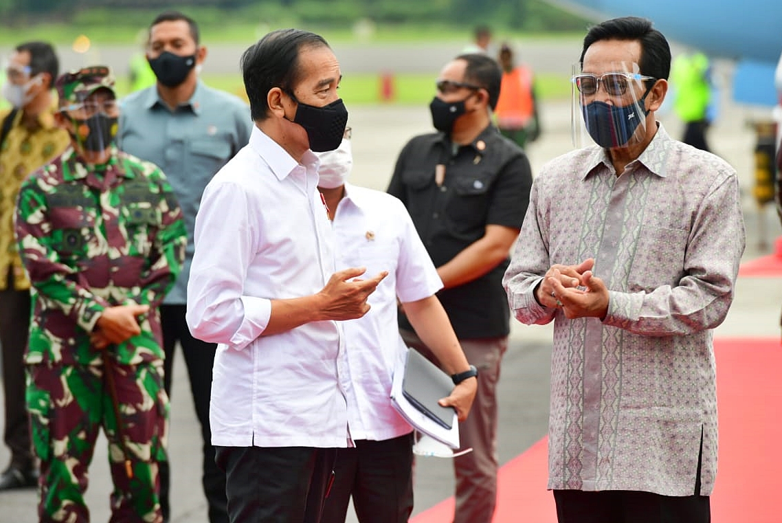 Photo Credit: Presiden Jokowi disambut oleh Gubernur DIY Sri Sultan Hamengku Buwono X saat tiba di Pangkalan TNI AU Adisujipto, Minggu (28/02/2021). FILE/Setpres/Muchlis Jr