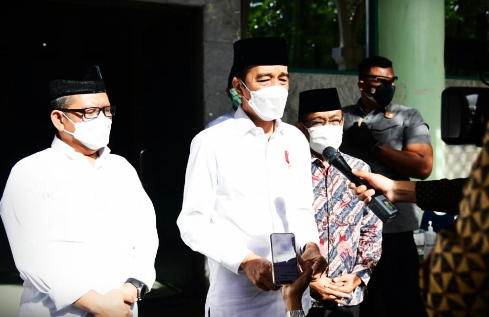 Photo Credit: Presiden Joko Widodo (Jokowi) pada Senin pagi, 1 Maret 2021, datang melayat mendiang Artidjo Alkostar di Masjid Ulil Albab, Kampus Terpadu Universitas Islam Indonesia (UII), Yogyakarta. FILE/Muchlis Jr