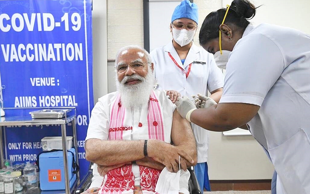 Photo Credit: Perdana Menteri India Narendra Modi pada hari Senin menerima dosis pertama vaksin Covid-19, Covaxin buatan dalam negerinya. AFP/Indian Express