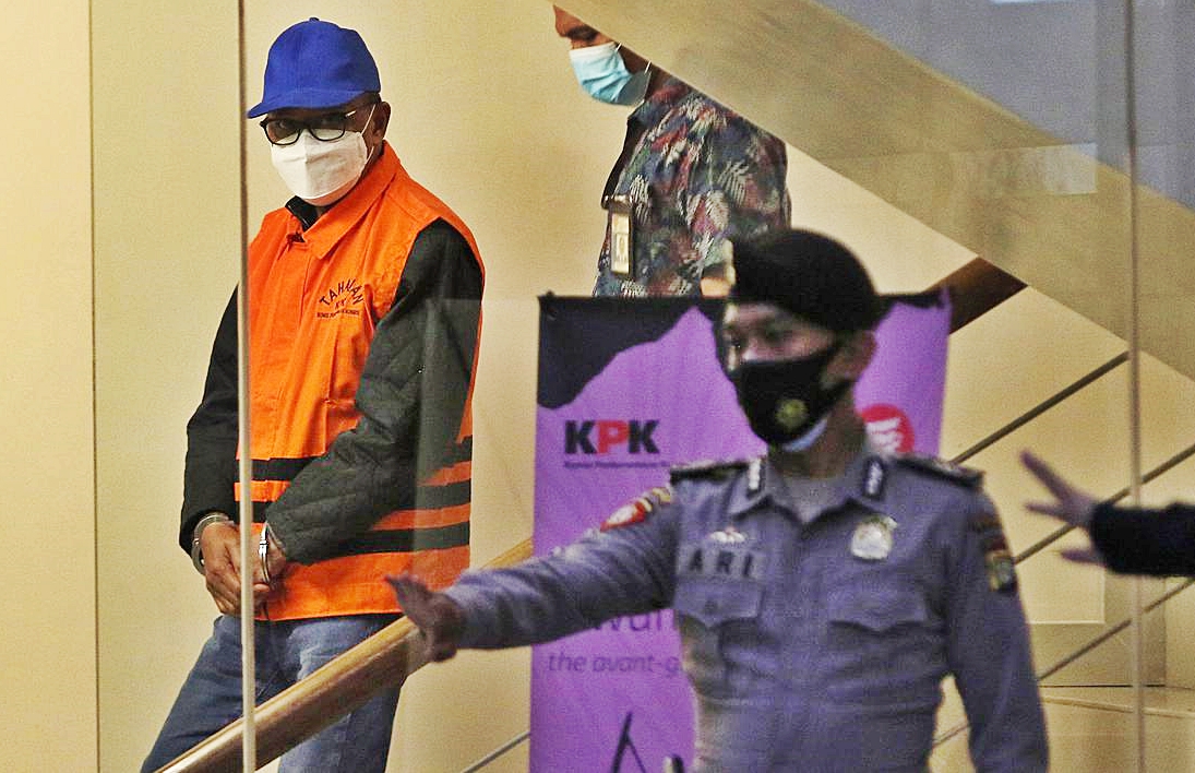 Komisi Pemberantasan Korupsi (KPK) menetapkan Gubernur Sulawesi Selatan (Sulsel) Nurdin Abdullah dalam kasus dugaan suap dan gratifikasi terkait pengadaan barang dan jasa, perizinan dan pembangunan infrastruktur di lingkungan Pemerintah Provinsi Sulawesi Selatan