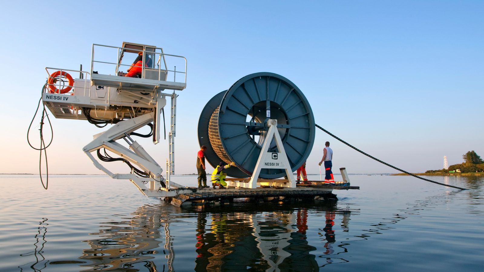 Photo Credit: Telin, KMH, dan Facebook bersama-sama telah menunjuk Alcatel Submarine Networks (ASN) dalam pekerjaan penggelaran sistem kabel bawah laut. Ilusrasi/AP Photo