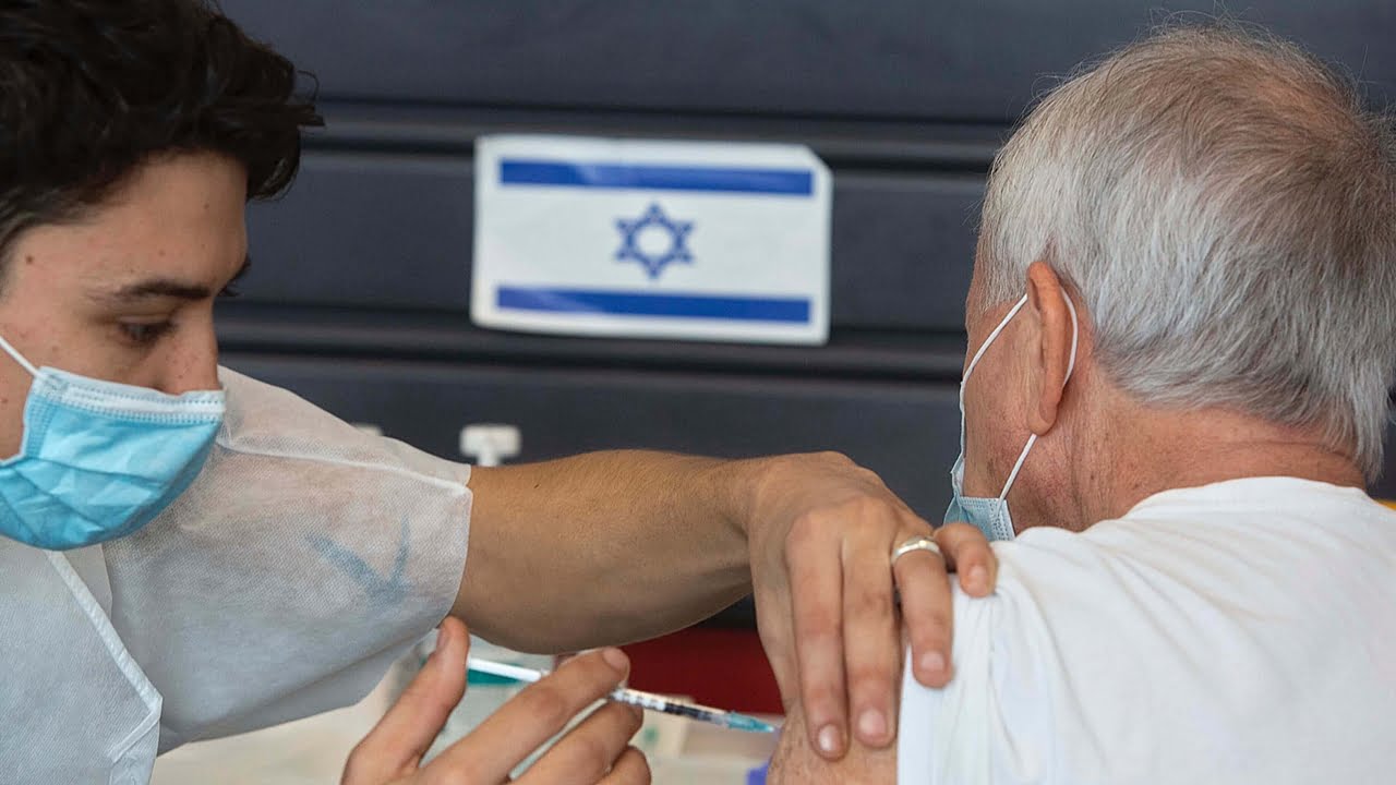 Seorang Israel menerima vaksin virus corona dari staf medis di pusat vaksinasi COVID-19 di Tel Aviv, Israel, 6 Januari 2021. Kredit: Sebastian Scheiner / AP