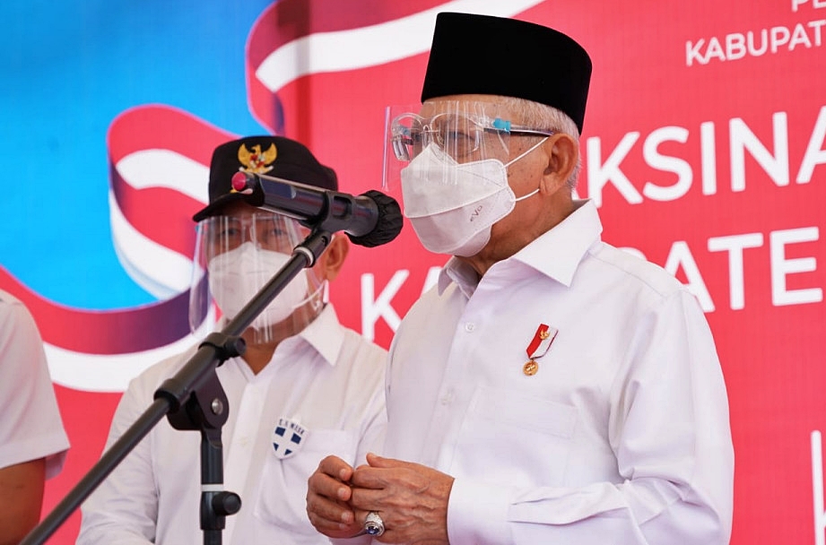 Wapres Ma'ruf Amin Ma'aruf saat melakukan peninjauan vaksinasi Covid-19 massal di Lapangan Olahraga Tiara Batara, Melayu, Teweh Tengah, Kabupaten Barito Utara, Provinsi Kalimantan Tengah, Selasa (30/3/2021). BPMI