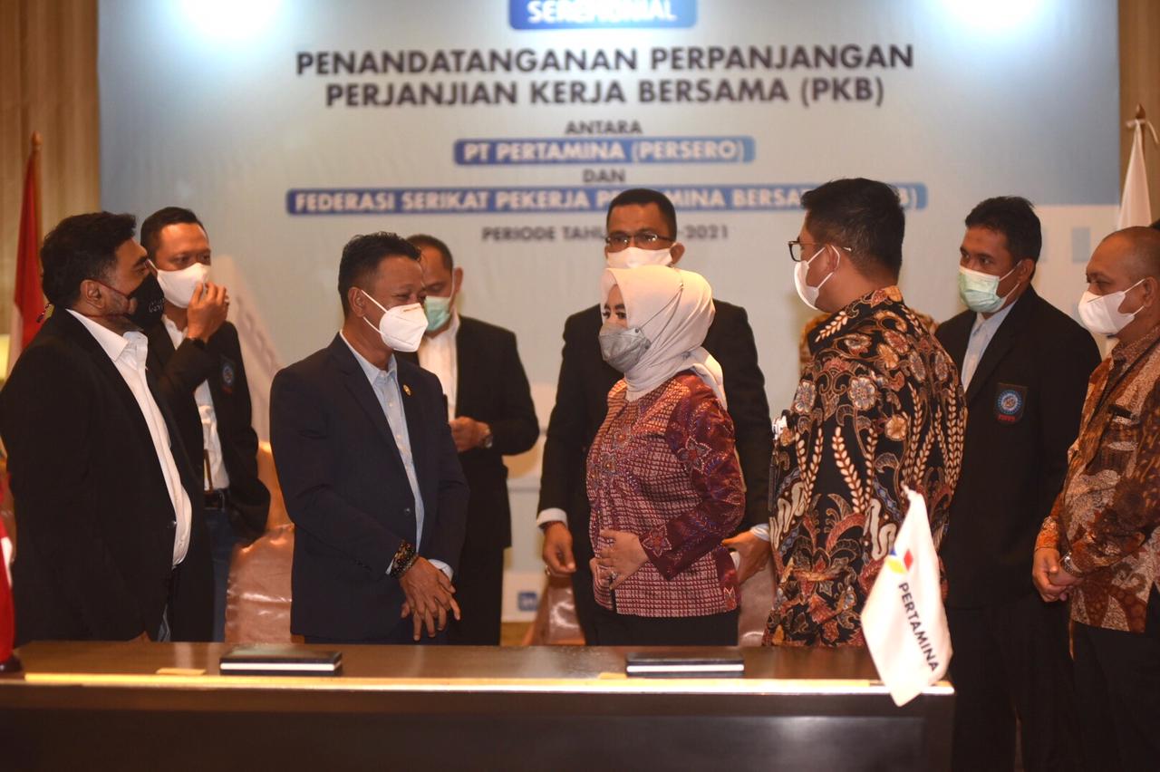 Photo Credit: Direktur Utama Pertamina Nicke Widyawati  dan Presiden FSPPB Arie Gumilar (Tengah Ka-ki) berbincang usai melakukan penandatanganan Perjanjian Kerja Bersama (PKB), di Jakarta, Selasa  (6/4). Doc/Ist