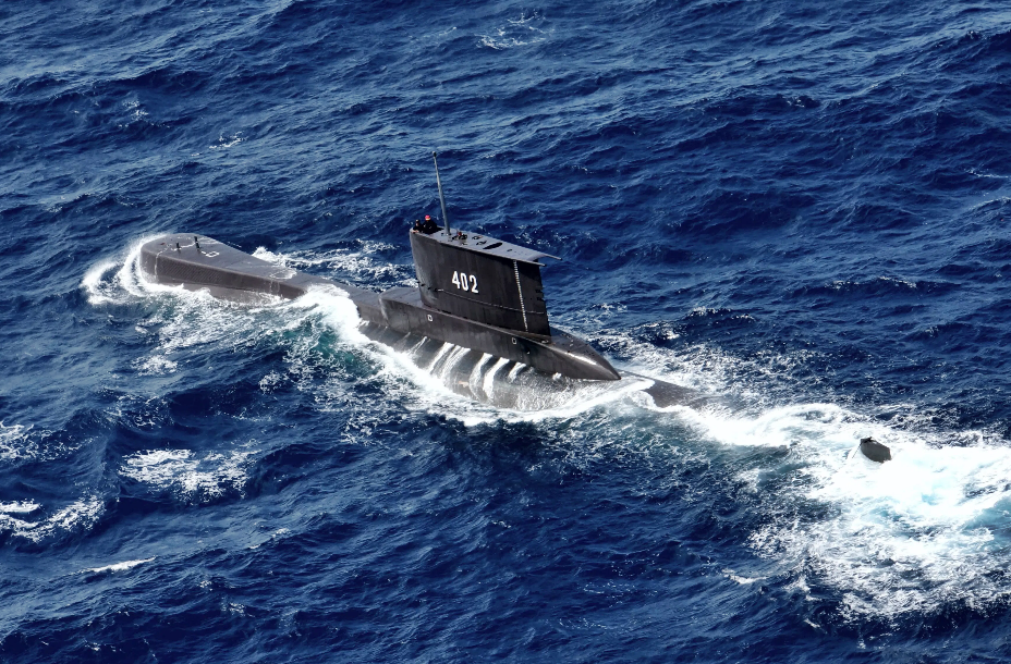 Photo Credit: Status KRI Nanggala-402 telah dinaikkan fasenya, dari fase submiss (hilang) menuju fase subsunk (tenggelam), yang membawa 53 personel terbaik TNI AL. AP Photo