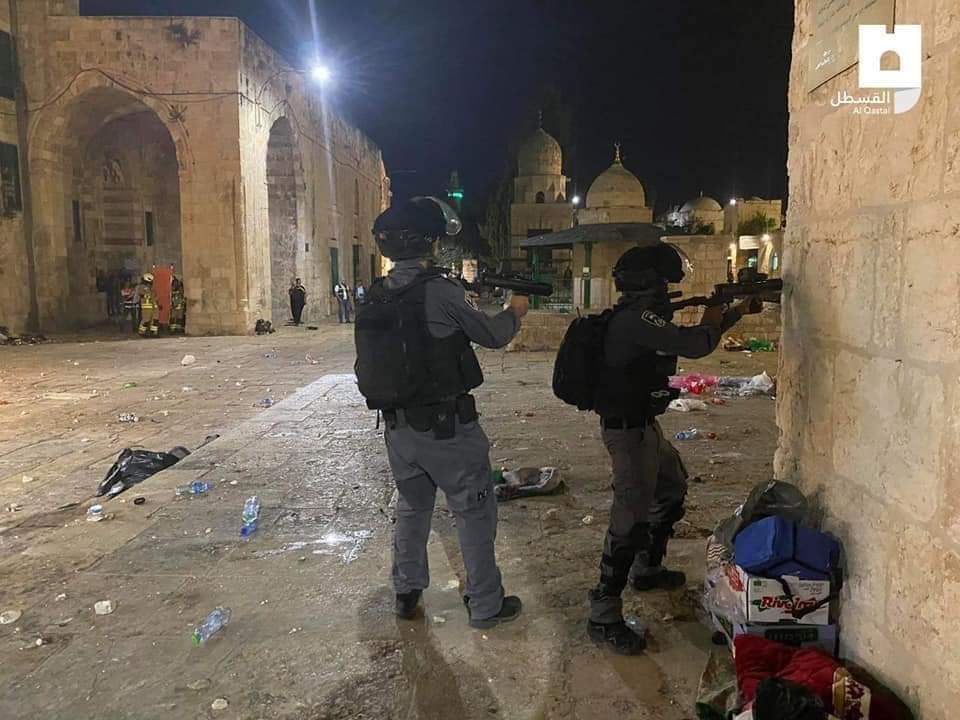Photo Credit: Dua orang anggota militer Israel dalam penyerangan Masjid al-Aqsa pada Sabtu dini hari. AP Photo