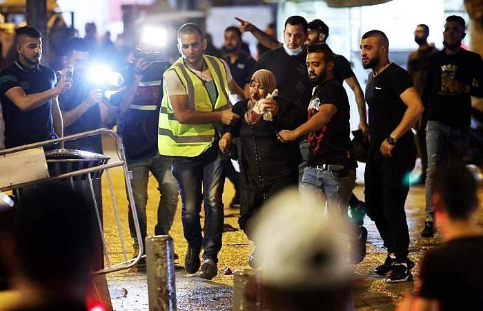 Photo Credit: Pada hari Sabtu, insiden terjadi di wilayah Syekh Jarrah, Gerbang Damaskus dan Bab al-Zahra, bentrokan antara polisi Israel dan pengunjuk rasa Palestina telah menyebabkan lebih dari 300 orang terluka di Yerusalem. AFP Photo