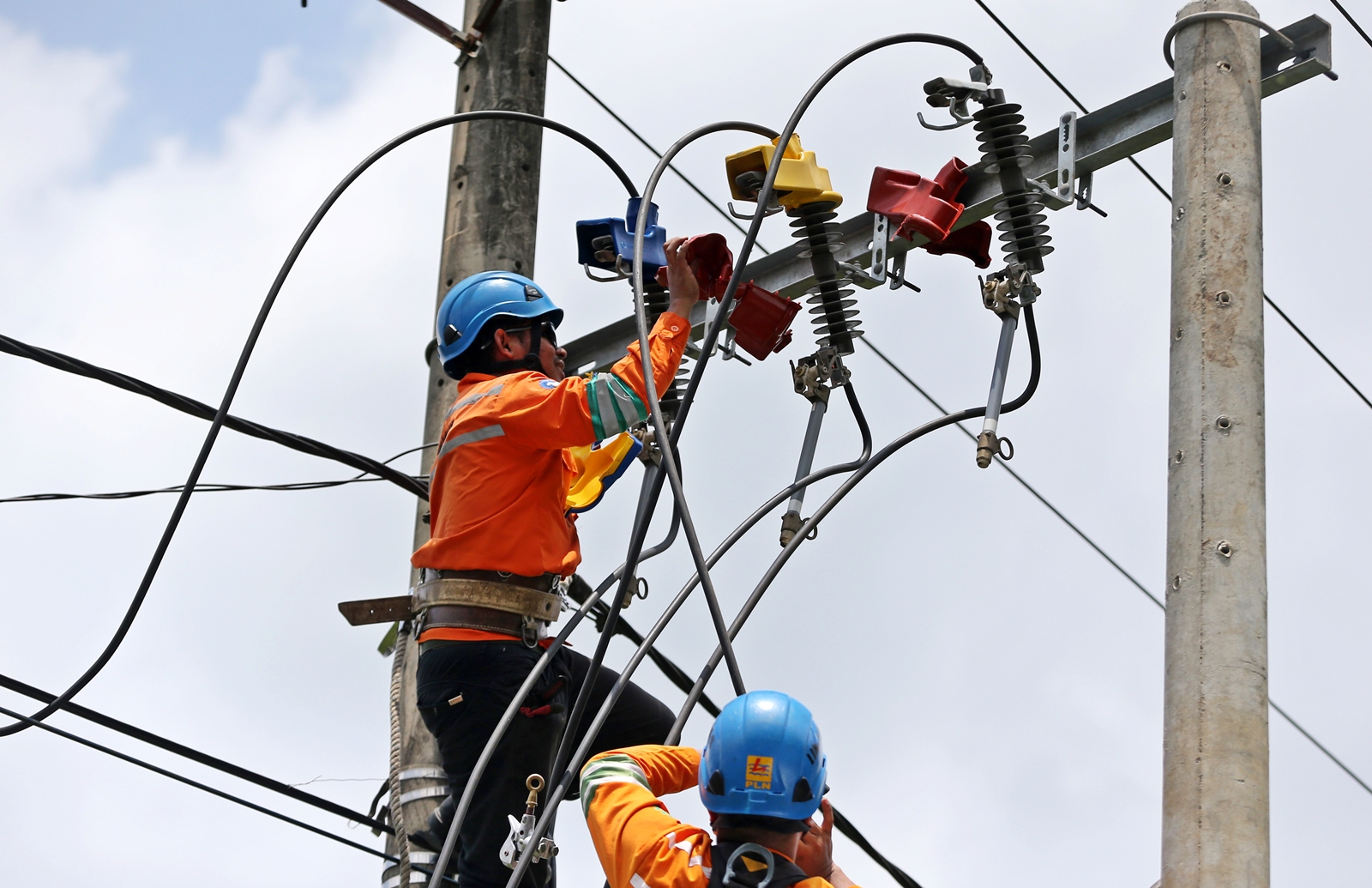Photo Credit: Pekerja melakukan perbaikan dan perawatan rutin jaringan listrik di lintas Blang Bintang-Krueng Raya, Aceh Besar, Aceh, Selasa (6/4/2021). Perbaikan dan perawatan tersebut dilakukan PT PLN (Persero) untuk meminimalisir gangguan jaringan listrik. ANTARA/Irwansyah Putra