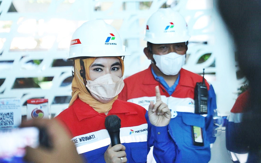 Photo Credit: Direktur Utama PT Pertamina (Persero) Nicke Widyawati memberikan keterangan perkembangan kebakaran tangki benzene di Pertamina Cilacap, Sabtu, 11 Juni 2021. FILE/Pertamina RU IV Cilacap