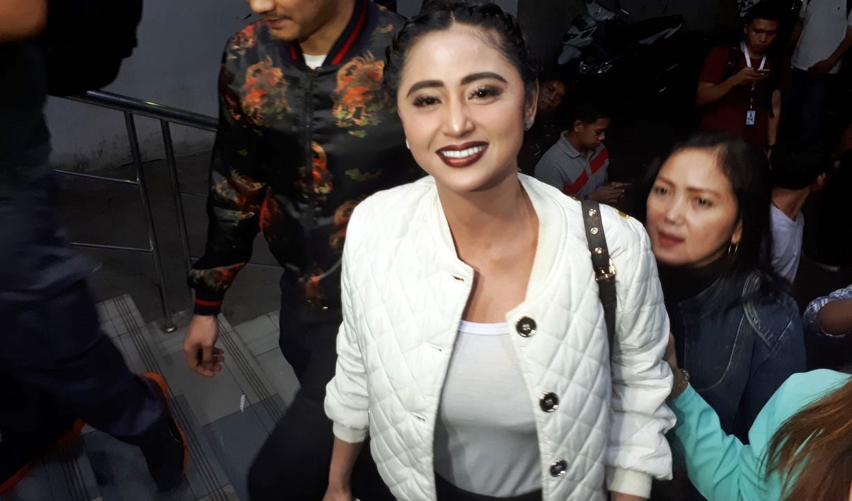 Photo Credit: Dewi Persik dan suaminya, Angga Wijaya melapor ke Polda Metro Jaya. ERA/Jafriyal