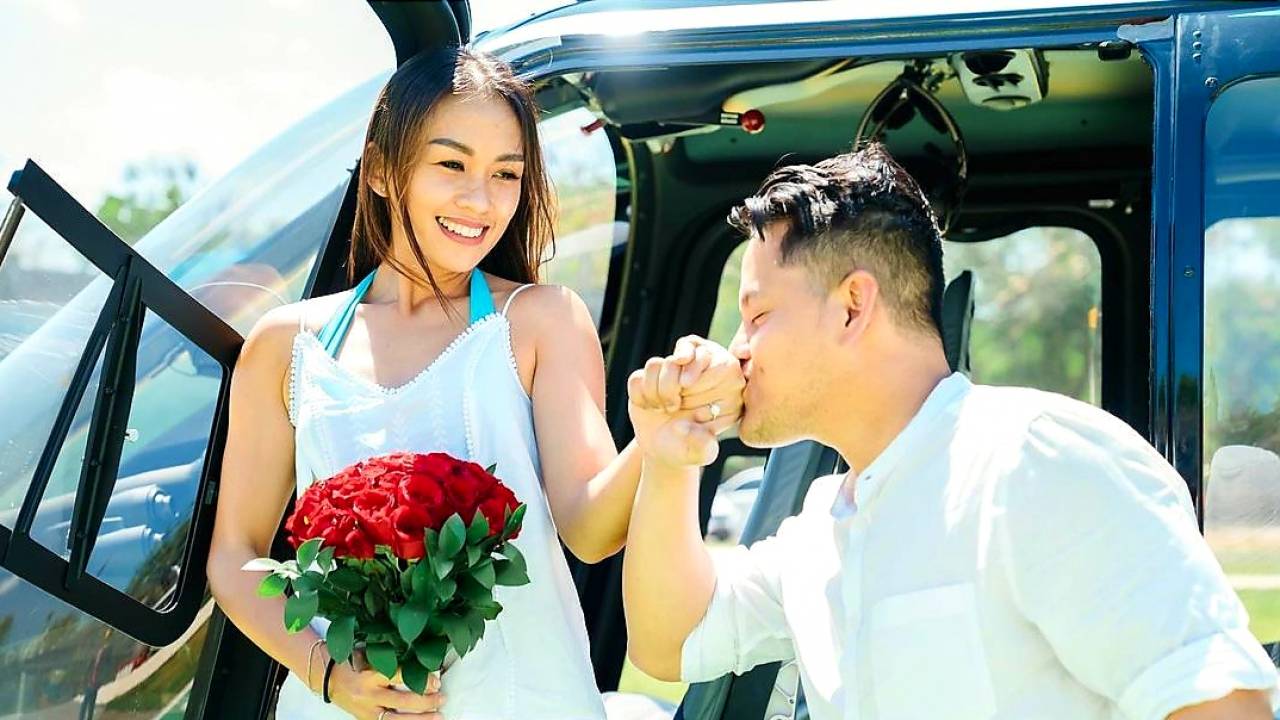 Photo Credit: Melanie Putria pada saat dilamar oleh pacar barunya di helikopter. IG Melani Putria