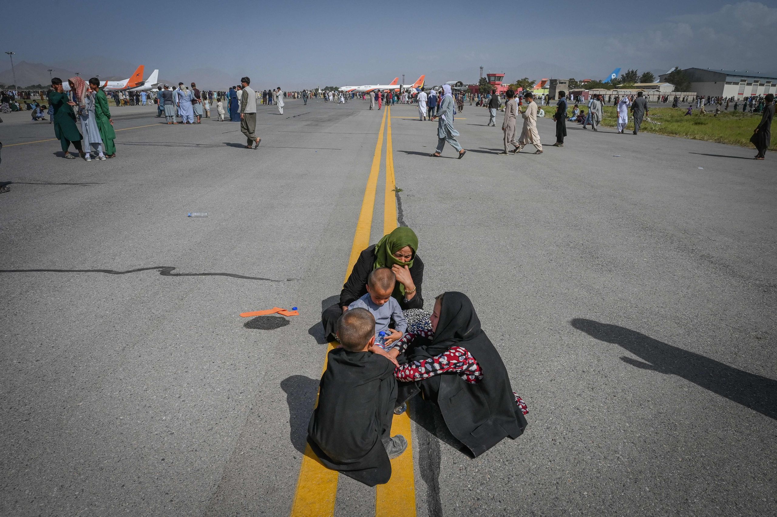 Photo Credit: Kerumunan dan kepanikan warga Afghanistan yang ingin eksodus dari negara tersebut karena merasa takut setelah dikuasai oleh Taliban di bandara saat tentara AS berjaga di Kabul pada 16 Agustus. WAKIL KOHSAR/AFP via Getty Images