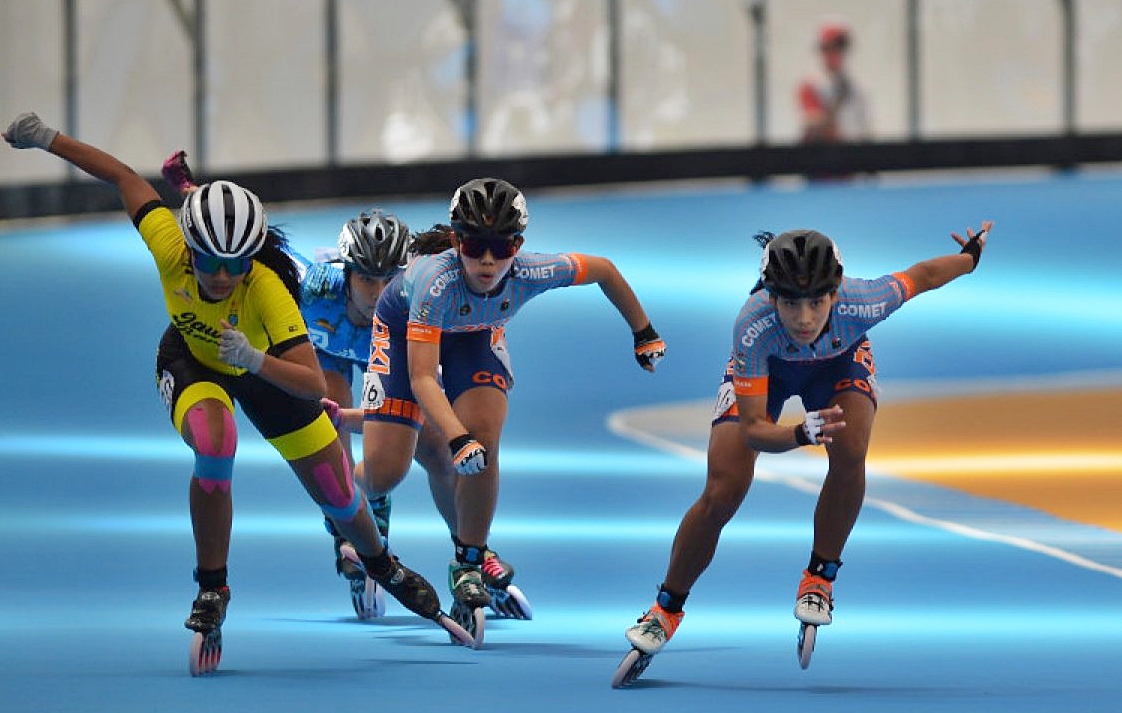 Photo Credit: Sejumlah atlet sepatu roda putri memacu kecepatannya pada Final nomor Sprint 500 M+D putri PON Papua di Arena Klemen Tinal Roller Sport, Kota Jayapura, Papua, Rabu (29/9/2021). ANTARA/Fauzan