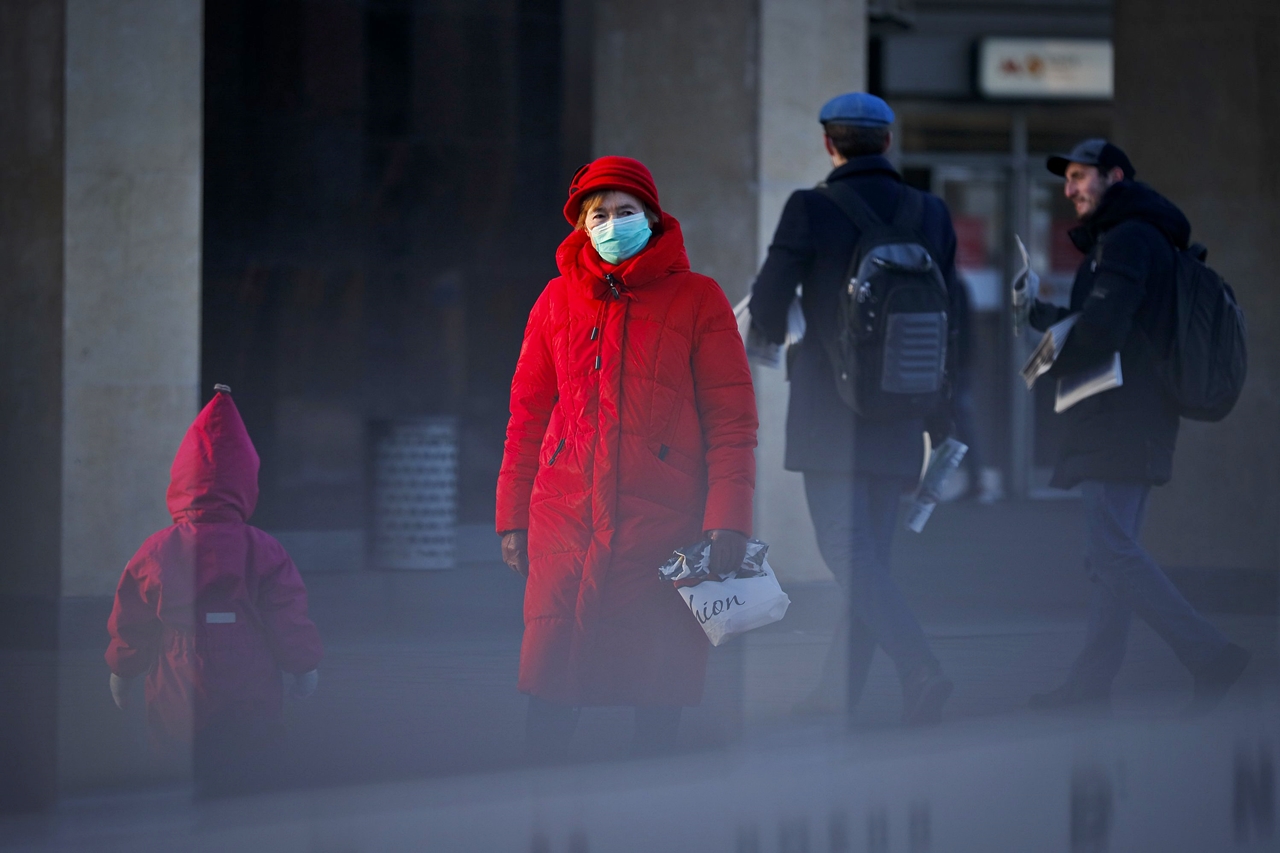 Photo Credit: Seorang wanita mengenakan masker untuk membantu mengekang penyebaran virus corona berjalan ke underpass di bawah jalan saat matahari terbenam di Moskow, Rusia. Rusia telah mencatat rekor jumlah kematian akibat Covid-19 tertinggi di Eropa saat ini. AP/Alexander Zemlanichenko