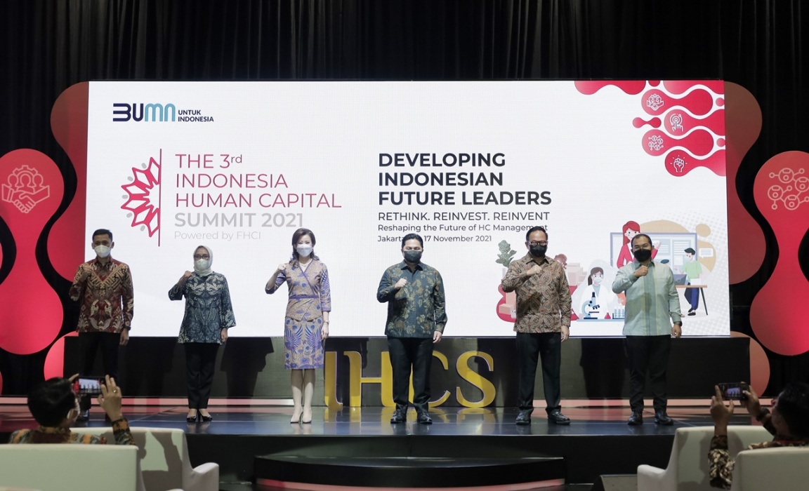 embukaan IHCS 2021 (ki-ka): Chief of BUMN Muda, Soleh Ayubi; Ketua Srikandi BUMN, Tina K. Intan; Ketua Umum Forum Human Capital Indonesia, Alexandra Askandar; Menteri Badan Usaha Milik Negara, Erick Thohir, Wakil Menteri II BUMN, Kartiko Wirjoatmodjo; dan Deputi Bidang SDM & TI, Kementerian BUMN, Tedi Bharata; bersama-sama membuka secara resmi The 3rd Indonesia Human Capital Summit 2021, Senin, (16/11) di Jakarta. IHCS/TELEGRAF