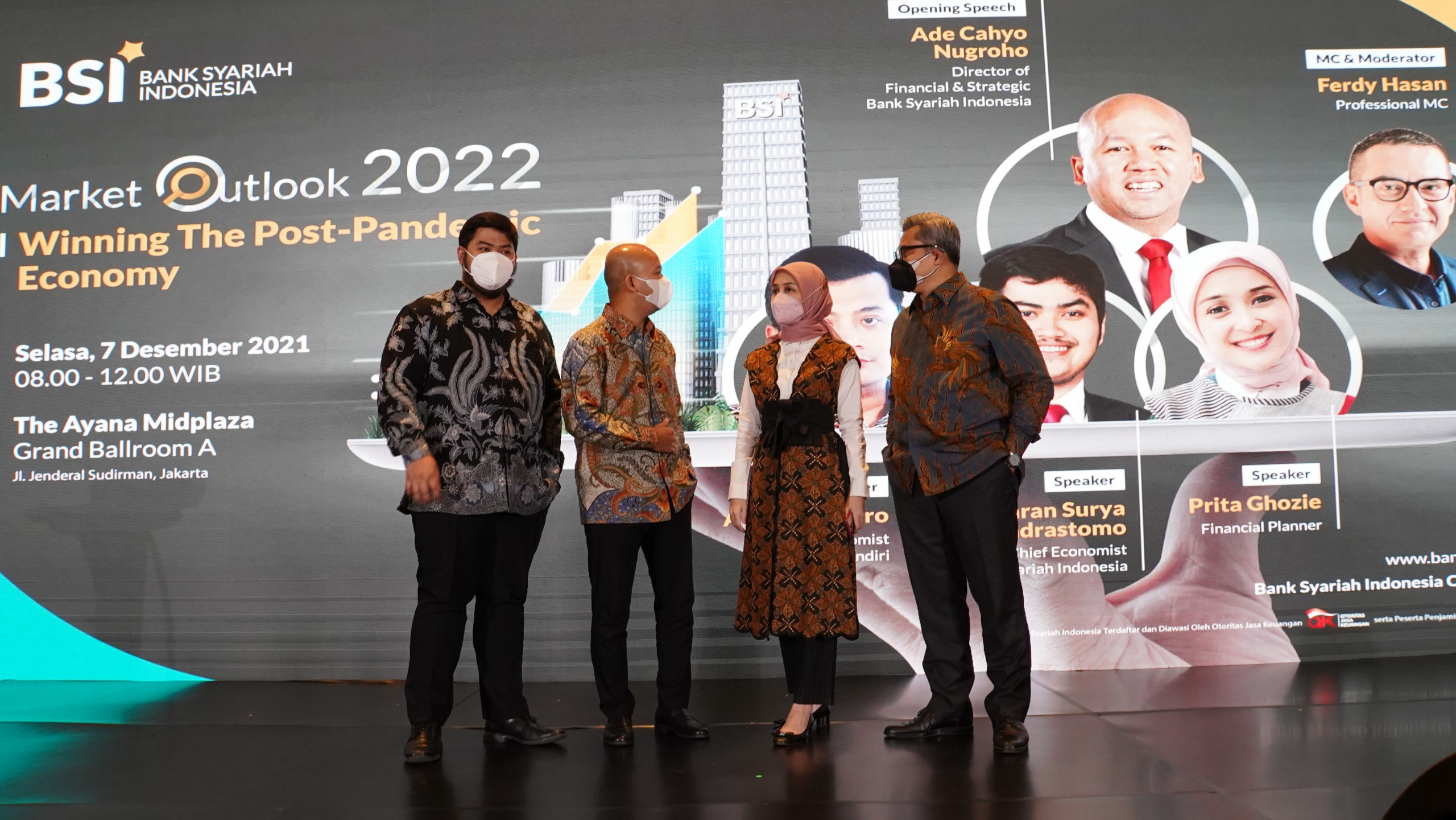(ki-ka) Chief of Economist PT Bank Syariah Indonesia Tbk (BSI) Banjaran Surya Indrastomo, Direktur Finance & Strategy BSI Ade Cahyo Nugroho, CEO ZAP Finance Prita Ghozie, dan Chief Economist PT Bank Mandiri Tbk Andry Asmoro saat menghadiri acara Macro Outlook 2022 : Winning The Post-Pancemic Economy di The Ayana Midplaza, Jakarta, Selasa (7/12)