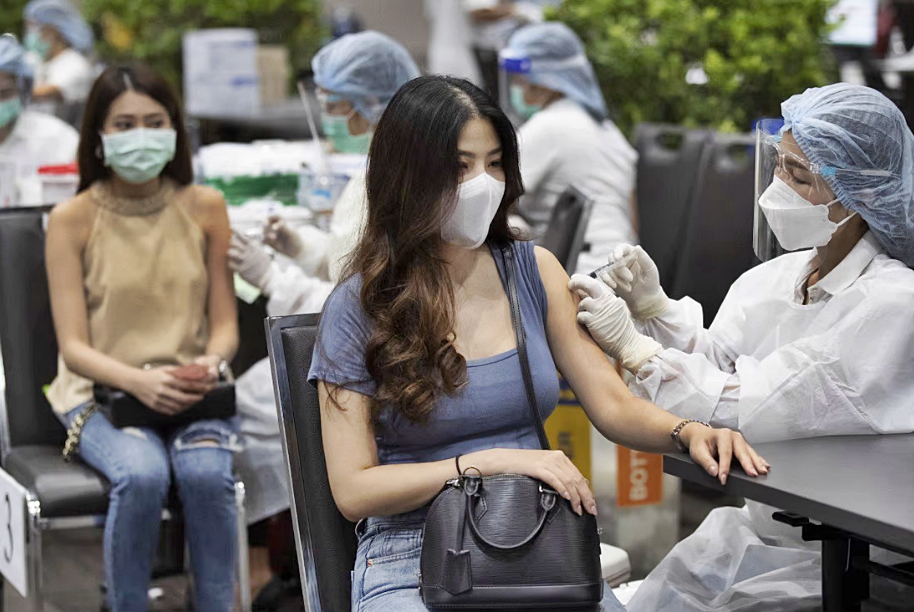 Petugas kesehatan memberikan suntikan vaksin Sinovac Covid-19 untuk karyawan maskapai penerbangan di Bangkok, Thailand. Foto: AP