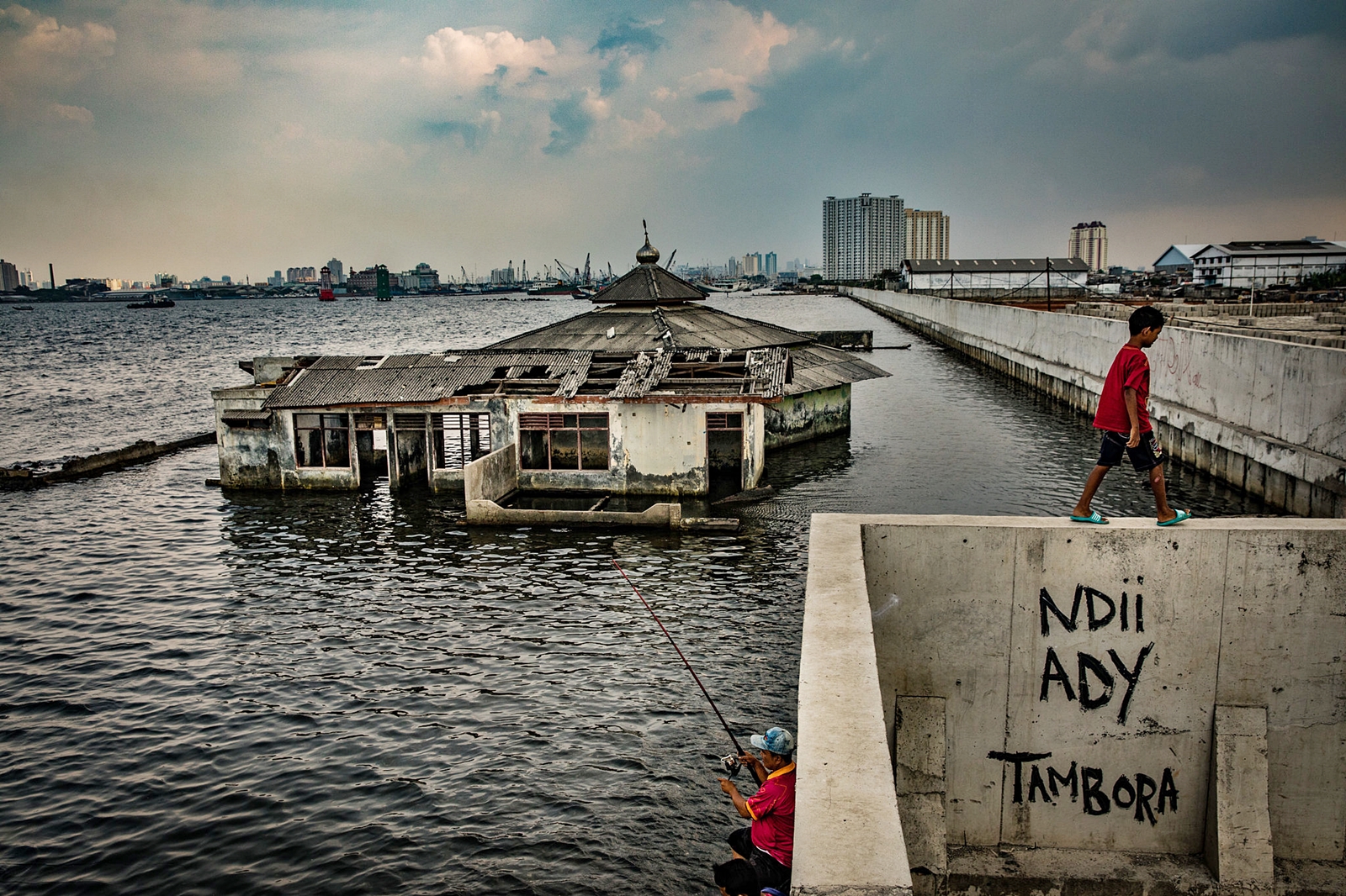 Photo Credit: Banjir rob akibat ulah manusia di Jakarta merupakan ancaman nyata bagi kelangsungan hidup Ibu Kota. Dan merupakan ancaman yang meningkat dari adanya perubahan iklim. FOTO: JOSH HANER