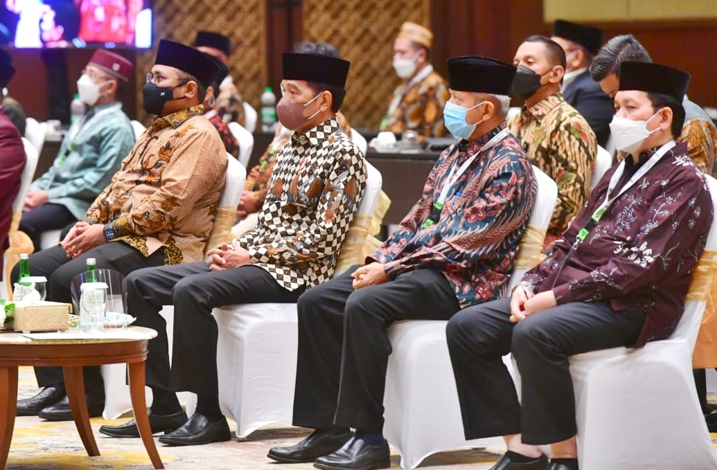 Photo Credit: Presiden Joko Widodo (Jokowi) diapit Menag dan Anwar Abbas. (BPMI Setpres)