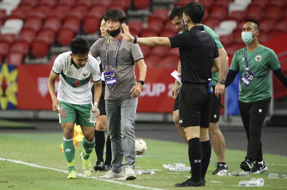 Photo Credit: Shin Tae-yong menegaskan bahwa Timnas Indonesia memang tak cuma mengandalkan penyerang untuk mencetak gol di Piala AFF 2020. AP/Suhaimi Abdullah