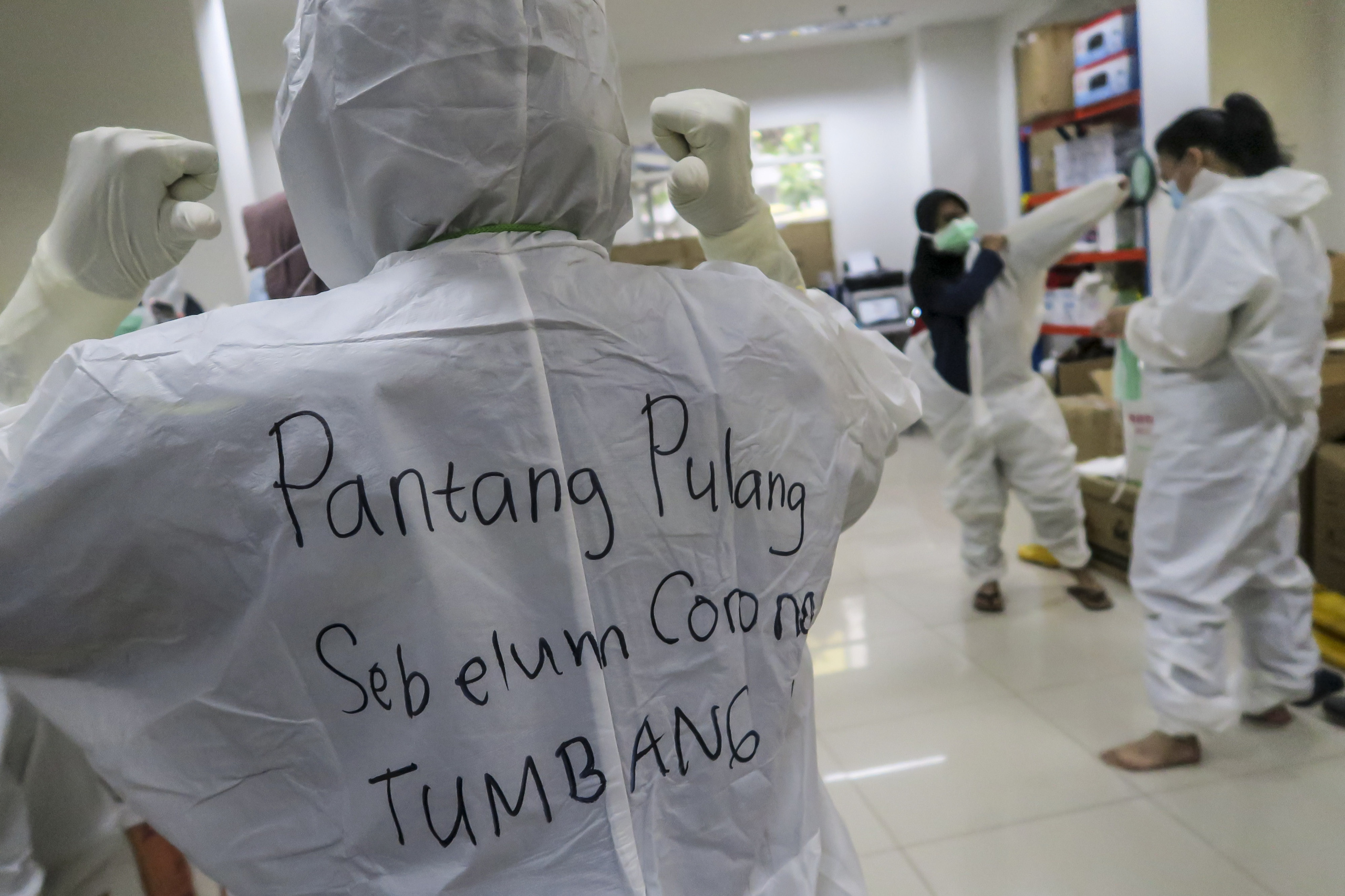 Photo Credit: Sebuah kalimat penyemangat tertulis di hazmat salah satu tenaga kesehatan di Rumah Sakit Darurat (RSD) Covid-19, Wisma Atlet Kemayoran, Jakarta. ANTARA/M Risyal Hidayat