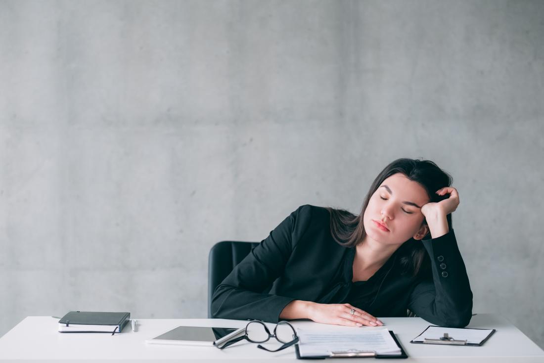 Photo Credit: Tidur sejenak menjadi salah satu kunci sukses dalam karir dan masalah di kantor. SHUTTERSTOCK