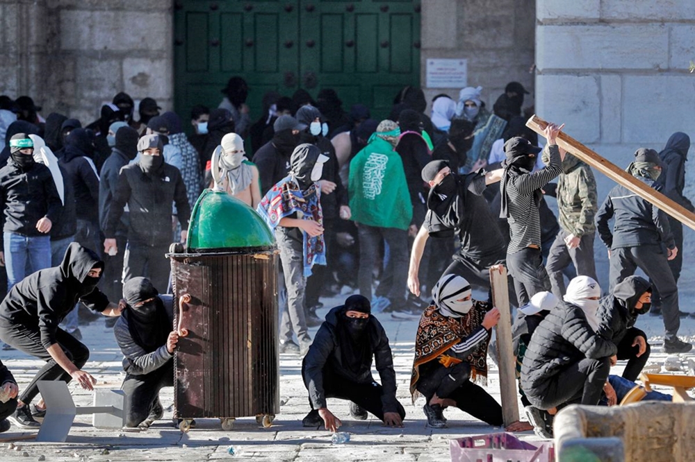 Demonstran Palestina bentrok dengan polisi Israel di kompleks masjid Al-Aqsa Yerusalem pada 15 April. AFP/Getty Images/Ahmad Gharabli