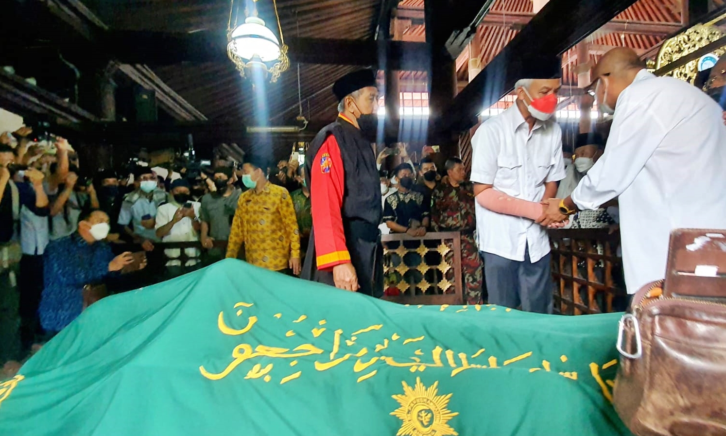 Gubernur Jateng Ganjar Pranowo saat bertakziah almarhum Buya Syafii Ma'arif di Yogyakarta. Ist. Photo