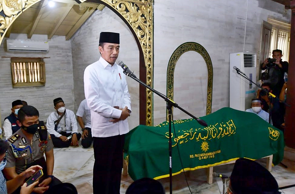 Presiden Jokowi bertakziah dan menyampaikan belasungkawa secara langsung atas wafatnya almarhum Buya Syafii di Masjid Gedhe Kauman, Yogyakarta, Jumat (27/05/2022). BPMI/Setpres